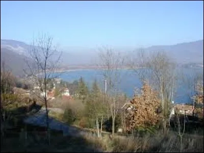 Je vous emmène en Auvergne-Rhône-Alpes, à Conjux. Commune sur les rives du lac du Bourget, elle se situe dans le département ...