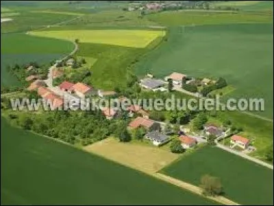 Nous sommes dans le Grand-Est, Silly-en-Saulnois. Petit village Mosellan de 32 habitants, qui a la particularité de ne pas avoir d'église, il se situe dans l'ancienne région ...
