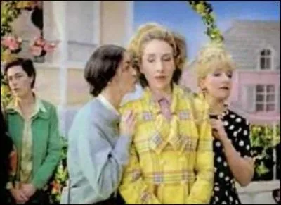 Twix Top : '-Josiane, comment fais-tu pour avoir des enfants aussi clatants de propret et de sant ? - J'utilise Twix Top, un nouveau goter [...]  - Puis-je te l'emprunter ?   - Tu peux...