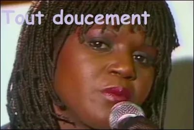 Quelle chanteuse interprétait 'Tout doucement' ?