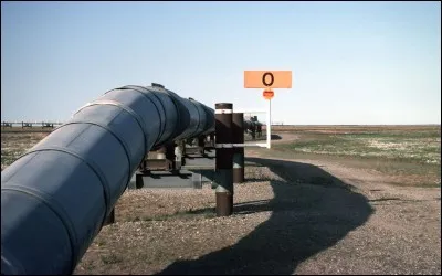 Un oléoduc transporte du pétrole.