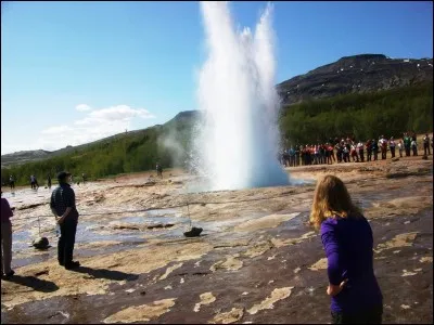 Cet impressionnant geyser se trouve dans le parc national de Yellowstone, aux États-Unis.