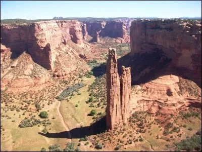 Voici une superbe vue plongeante sur le Grand Canyon.