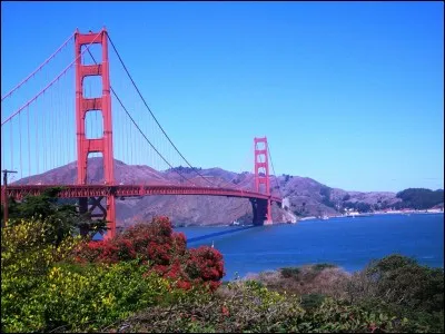 Voici le pont le plus connu au monde, le Golden Gate bridge, surplombant la baie de San Francisco.