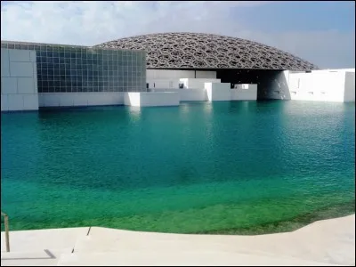 Ce bâtiment est le musée du Louvre, à Abu Dhabi.