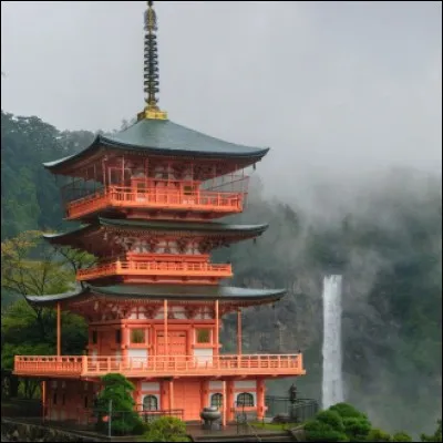 Au sommet d'une pagode japonaise, il peut faire plus de 10 m de haut. Quelle est son anagramme ?