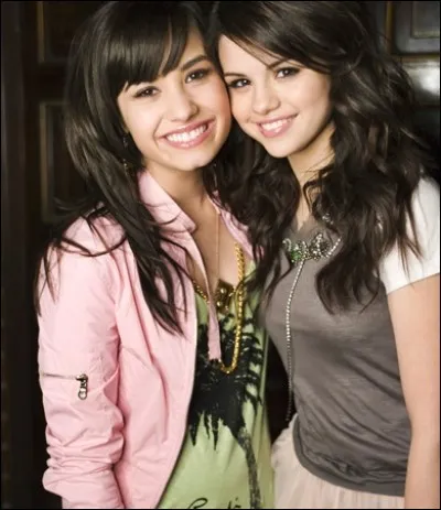 Qui a joué dans la série Disney Channel "Les Sorciers de Waverly Places" ?