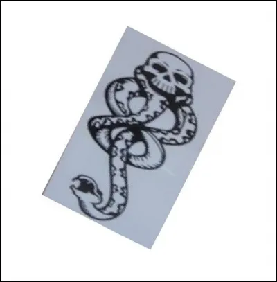 A-t-elle la marque des ténèbres sur son bras comme son père ?