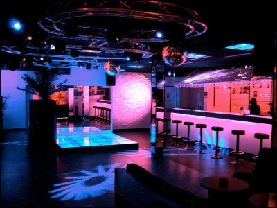 Tu vas en boîte pour la première fois, tu...