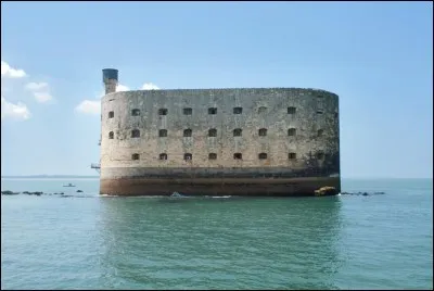 'Le Père Fouras' est le maitre des énigmes dans Fort Boyard. Le fort Boyard se situe au large des côtes de quel département ?