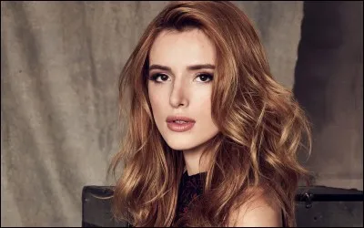 Paige fut agressée par son harceleur et le poussa du haut des escaliers. Qui était son harceleur ?