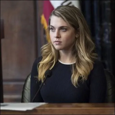 Pendant que Clay met anonymement en ligne les cassettes d'Hannah, que fait Bryce ?