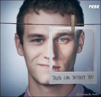 Cette fois c'est Justin qui témoigne. Il révèle à la Cour le viol de Bryce sur Hannah. Montgomery admet avoir volé la boîte de Polaroïd. Le lycée est jugé non coupable du suicide d'Hannah. Mais à la sortie du tribunal, qui est arrêté pour viol et complicité de viol ?