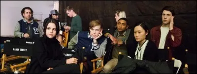 Lors du bal de printemps, Tyler prépare une tuerie. Clay l'en dissuade et le désarme avant que Tony emmène Tyler dans sa voiture. Sur quelle image se termine la seconde saison ?