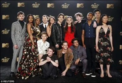 Durant les premiers épisodes, avec qui Clay est-il en couple ?