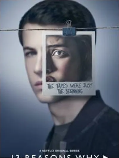 Dans le premier épisode, que trouve Clay dans son casier ?