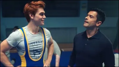 Betty est traumatisée par la nuit de violences que les Cooper ont subi. Les Lodge se préparent à un affrontement mais qui fait pression sur Archie ?