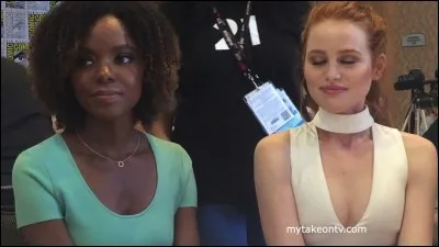 Qui, selon Josie et Cheryl, est la "Cagoule Noire" ?