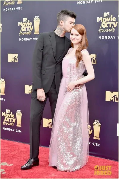 Archie et Jughead apaisent les tensions entre les Bulldogs et les Serpents mais un nouveau shérif est en ville, le shérif Minetta. Avec qui Betty s'allie-t-elle contre la "Cagoule Noire" ?