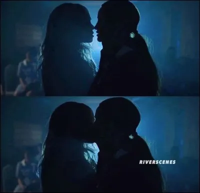 Kevin et Moose s'embrassent. FP nomme Jughead "roi des Serpents", ce dernier offre un blouson rouge des Serpents à Cheryl avant de demander à Betty de "devenir sa reine". Mais quelle est la scène finale ?