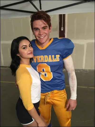 La maire organise une réunion de crise à propos du chaos à Riverdale. Betty et Jughead souffrent des non-dits de leur couple. Pourquoi Veronica s'inquiète-t-elle pour Archie ?