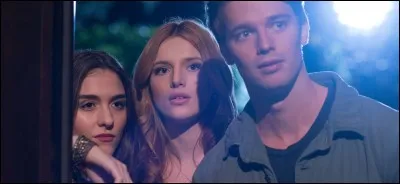 Le père de Katie accepte bien qu'il sache que cette virée va la tuer. Qui voit-on avec lui pour jeter les cendres de Katie dans l'océan ?