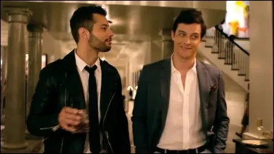 On découvre dans le dernier épisode que les Colby sont en réalité cousins avec les Carrington. Durant le dernier épisode, quel mariage célèbre-t-on ?