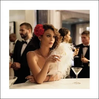 Cristal se fait tirer dessus par Claudia. Les Carrington sont enfermés dans une pièce du manoir qui est en feu. Avec qui Claudia s'enfuit-elle ?