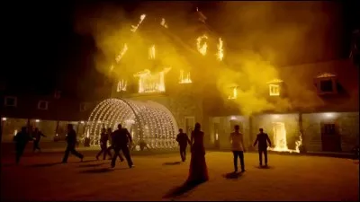 Les Carrington tentent de survivre au feu puis Culhane vient leur ouvrir la porte et aide Blake à évacuer Alexis, Sam et Fallon mais Steven ne les suit pas et Alexis monte sauver Cristal. Lorsque Culhane se retourne, il ne voit plus Steven mais que des flammes. Alexis crie quand elle découvre le corps de Cristal et Culhane monte à son tour dans le manoir en feu. Quelle est la scène finale ?