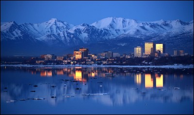 Avec 300 000 habitants, elle est la plus grande ville d'Alaska. C'est :