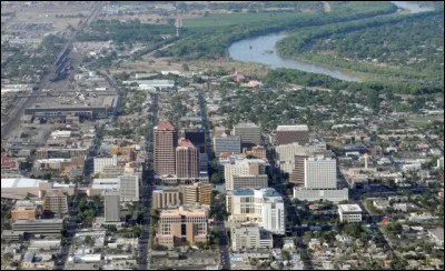 Bord&eacute;e par le Rio Grande, cette ville de 550 000 habitants est, de loin, la premi&egrave;re ville du Nouveau-Mexique. C'est :