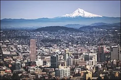 Avec pr&egrave;s de 600 000 habitants dans une agglom&eacute;ration qui en compte 2 200 000, elle est la plus grande ville de l'Oregon. C'est :