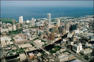 Situ&eacute;e en bordure du lac Michigan et peupl&eacute;e de 600 000 habitants, elle est la plus grande ville de l'&Eacute;tat du Wisconsin. C'est :