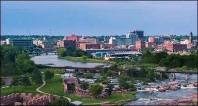 Situ&eacute;e au coeur des grandes plaines, &agrave; une centaine de kilom&egrave;tres au nord de la Missouri river, elle est la plus grande ville du Dakota du Sud avec 160 000 habitants. C'est :