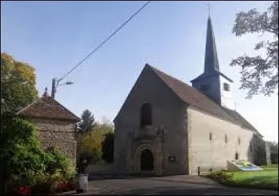 Vous avez sur cette image l'église Saint-Pierre-et-Saint-Genou de Noyers. Commune du Centre-Val-de-Loire, dans la région agricole du Gâtinais pauvre, elle se situe dans le département ...