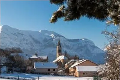 Petite vue hivernale de Saint-Laurent-du-Cros. Village Haut-Alpin, dans la vallée du Champsaur, il se situe en région ...