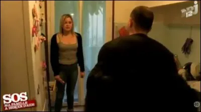 Avec quel objet cette adolescente menace ce monsieur ?