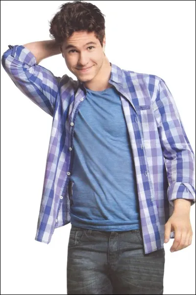 Dans quelle série Simon Alvarez est-il le meilleur ami de l'héroïne ?