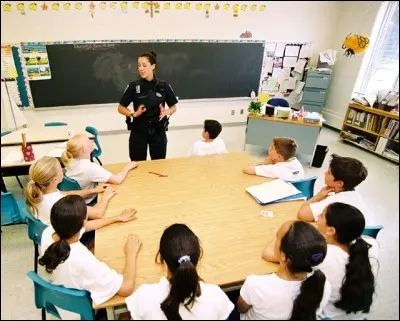 Tu te rends dans une école afin de prévenir toute forme de violence. Les enfants sont curieux et te posent beaucoup de questions. L'un d'eux te demande si tu as déjà tiré sur un individu. Que lui réponds-tu ?