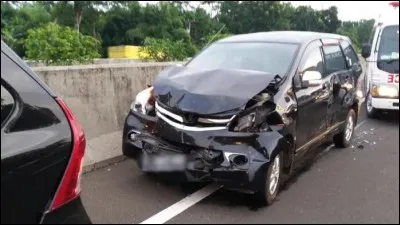 Une violente collision s'est produite sous tes yeux. Une jeune femme est prise au piège dans son véhicule et hurle de douleur. Avec ta voiture de service, tu actionnes le gyrophare pour sécuriser le lieu de l'accident puis...