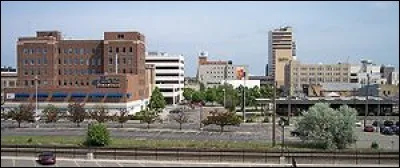 Traversée par la rivière Rouge qui coule vers le lac Winnipeg, c'est la plus grande ville du Dakota du Nord, avec 120 000 habitants. Elle est devenue célèbre grâce au film des frères Coen qui porte son nom. De quelle ville s'agit-il ?