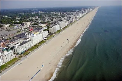 Cette station balnéaire, située au bord de l'océan Atlantique et de la baie de Chesapeake, peuplée de 450 000 habitants, est la plus grande ville de l'État de Virginie. De quelle ville s'agit-il ?