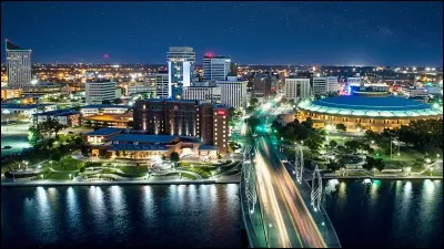 Sur rivière Arkansas, peuplée de près de 400 000 habitants, c'est la première ville de l'Etat du Kansas. Quelle est cette ville ?