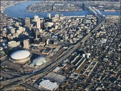 Cette ville est traversée par la Mississippi. Avec 350 000 habitants et plus de un million dans son aire urbaine, c'est la plus grande ville de l'État de Louisiane. De quelle ville s'agit-il ?