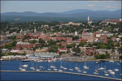 Située sur la rive est du Lac Champlain, plus proche de Montréal que de Boston, c'est la plus grande ville de l'État du Vermont, avec 42 000 habitants. Quelle est cette ville ?