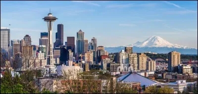 Avec 700 000 et une agglomération de 3,4 millions, c'est la plus grande ville de l'État de Washington et l'une des plus grandes de la côte ouest. Quelle est cette ville ?