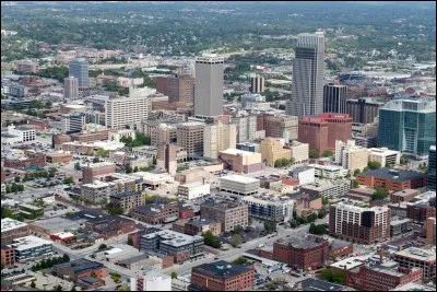 Située dans les plaines centrales du Midwest, sur la rive droite du Missouri, c'est, avec 400 000 habitants, la plus grande ville de l'État du Nebraska. Quelle est cette ville ?