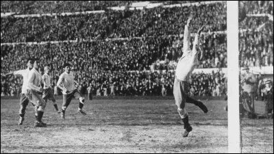 Ce 13 juillet débute la première coupe de monde de Football. En quelle année était-ce ?
