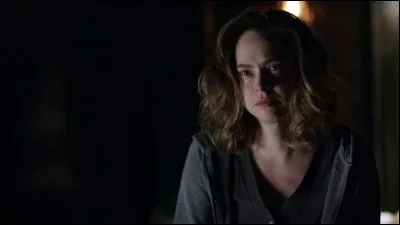 Qui fait visiter la chambre à Nica Pierce ?