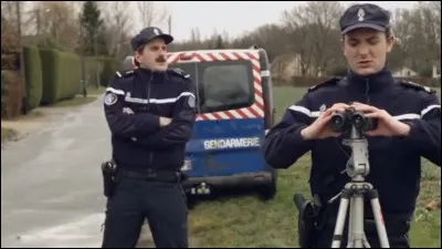 Ivre au milieu de la rue principale du village, l'homme nous a traité de "sales flics", ...